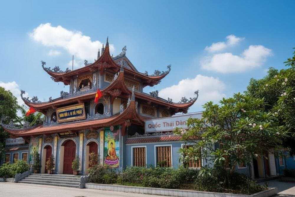 Cổng Tam Quan có thiết kế cao 3 tầng, mái được uốn cong kiểu đình chùa Bắc Bộ.